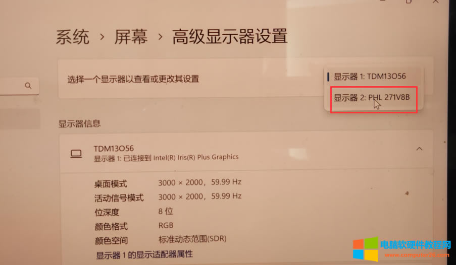 筆記本電腦連接到顯示器后，顯示器兩邊有黑框顯示不全怎么辦？