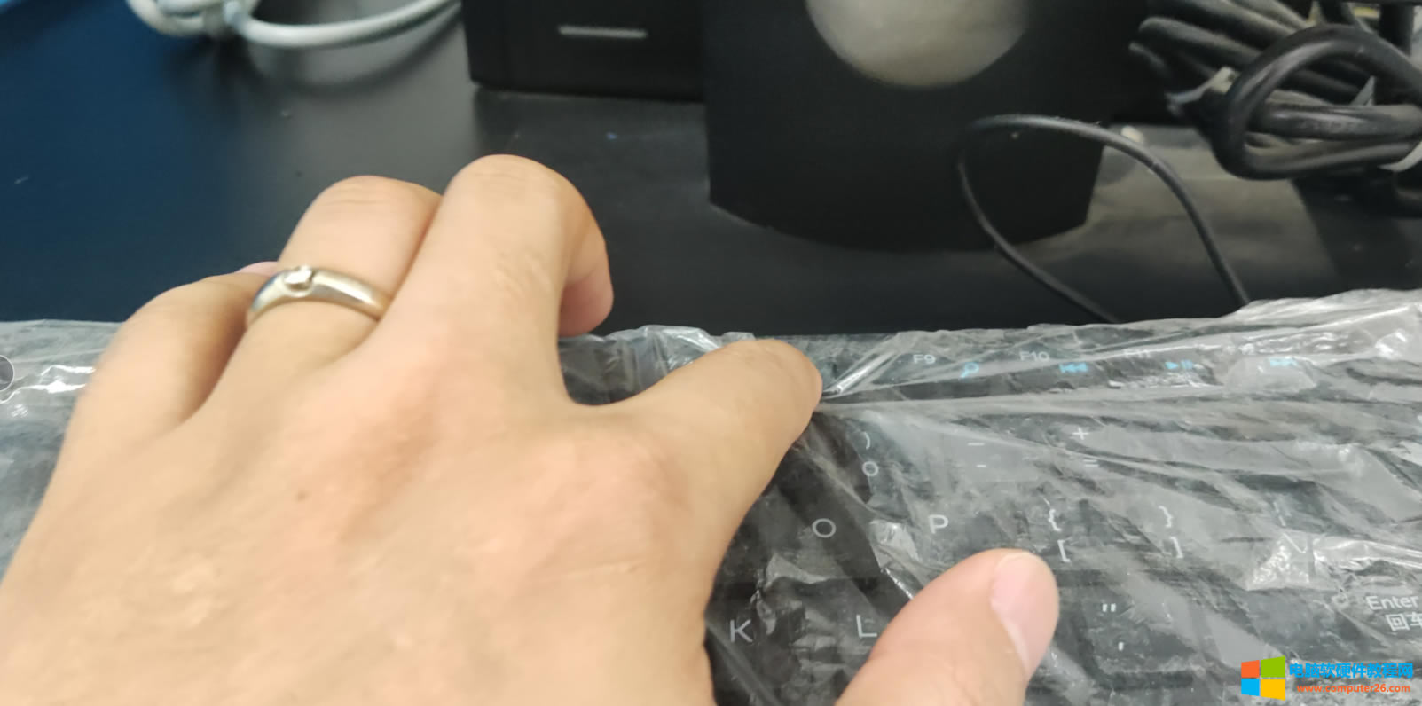 電腦開機后，就不停的報資源管理器崩潰，而且桌面上的沒有任何圖標，這個問題該如何解決？