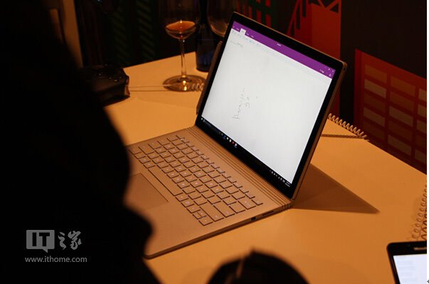 Windows10筆記本Surface Book零售店操作體驗